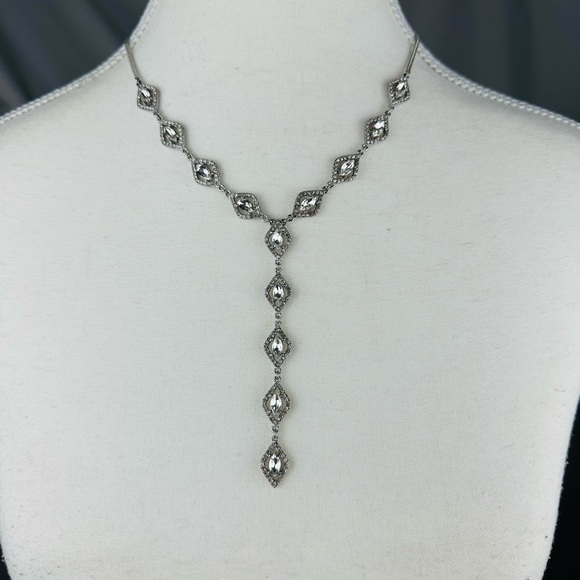 Elegant Silver Necklace - Picture 1 of 5